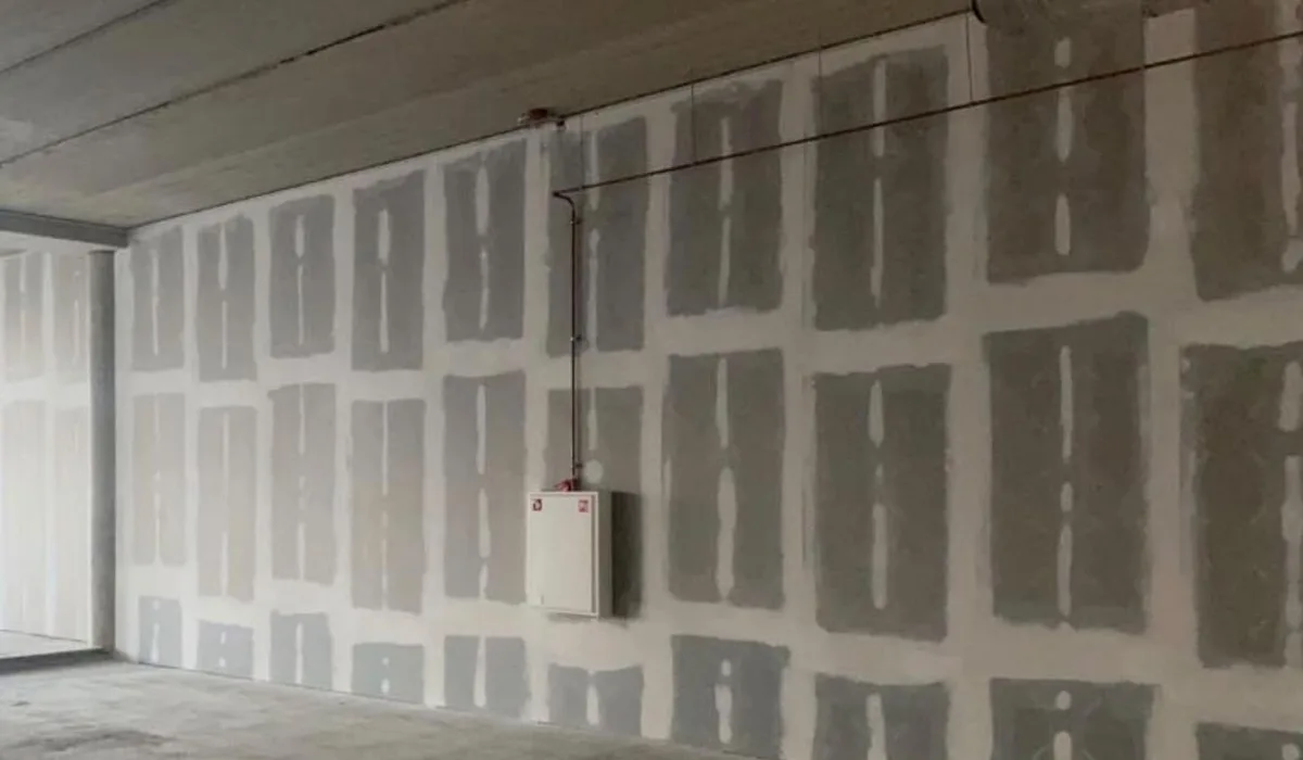 Gipsplaten wand met naden die zijn gevuld en afgewerkt